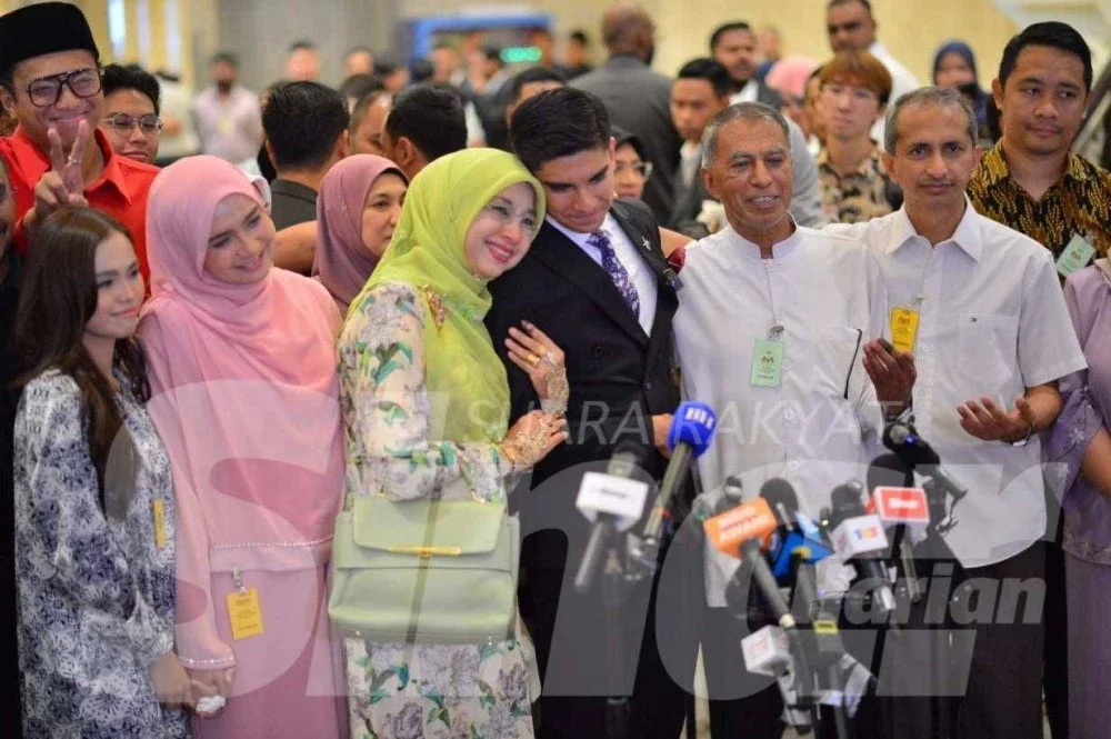 Syed Saddiq (kanan) ketika sidang media di pekarangan Mahkamah Persekutuan pada Isnin. Foto Sinar Harian - ASRIL ASWANDI SHUKOR