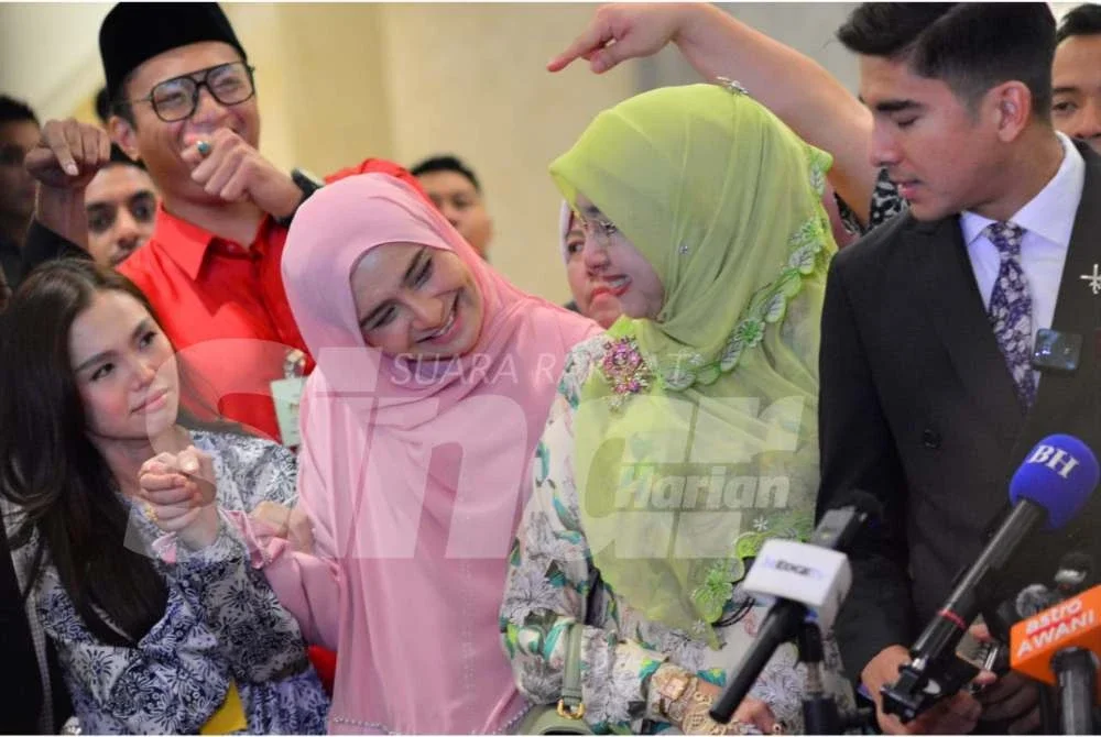 Syed Saddiq (kanan) ketika sidang akhbar di pekarangan Mahkamah Persekutuan pada Isnin. Foto: ASRIL ASWANDI SHUKOR