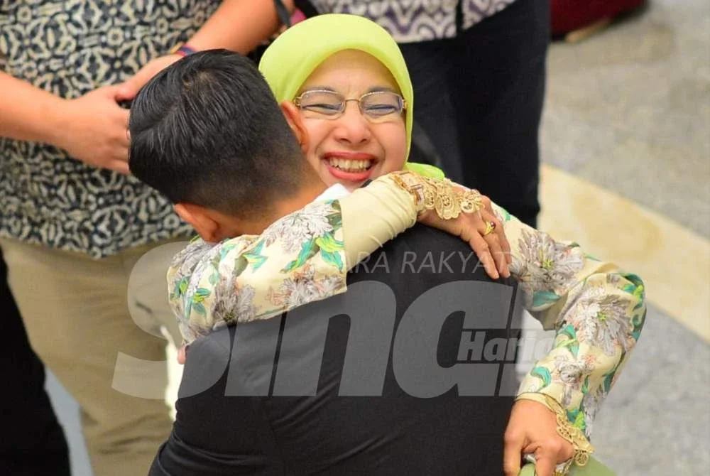 Sharifah Mahani memeluk erat anaknya, Syed Saddiq di pekarangan mahkamah pada Isnin. Foto: ASRIL ASWANDI SHUKOR