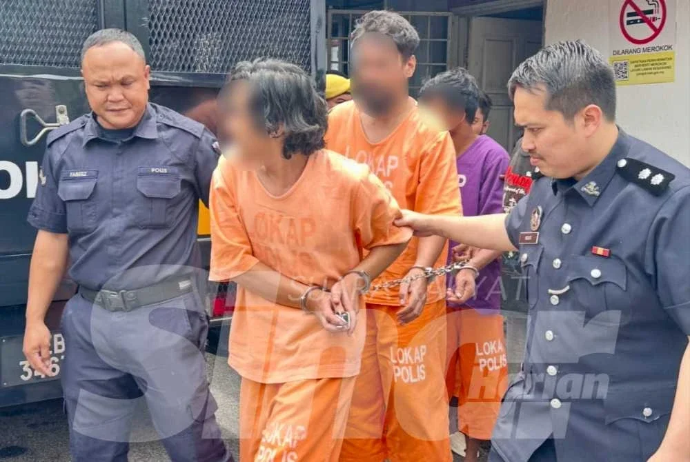 Pihak polis mengiringi suspek (tengah) ketika dibawa ke Mahkamah Majistret Tumpat - Foto: SINAR HARIAN /ADILA SHARINNI WAHID