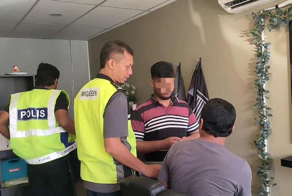 Seorang tukang gunting warga Bangladesh dicekup JIM Perak dalam Operasi Bersepadu agensi penguat kuasa itu di Bandar Baru Sri Klebang pada Isnin.