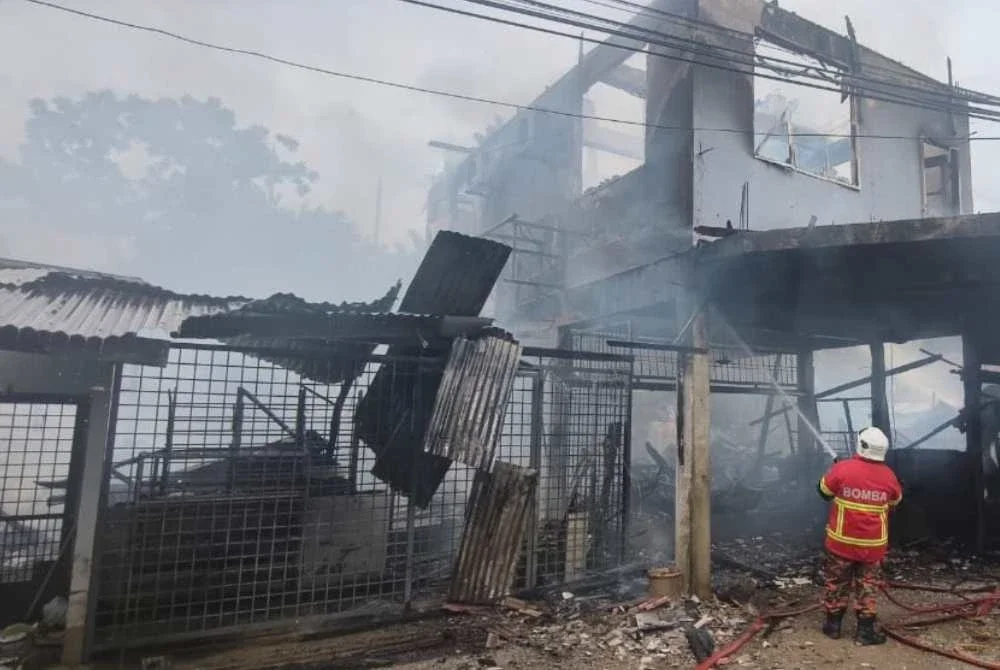 Kemusnahan kebakaran dianggarkan kira-kira 80 peratus.