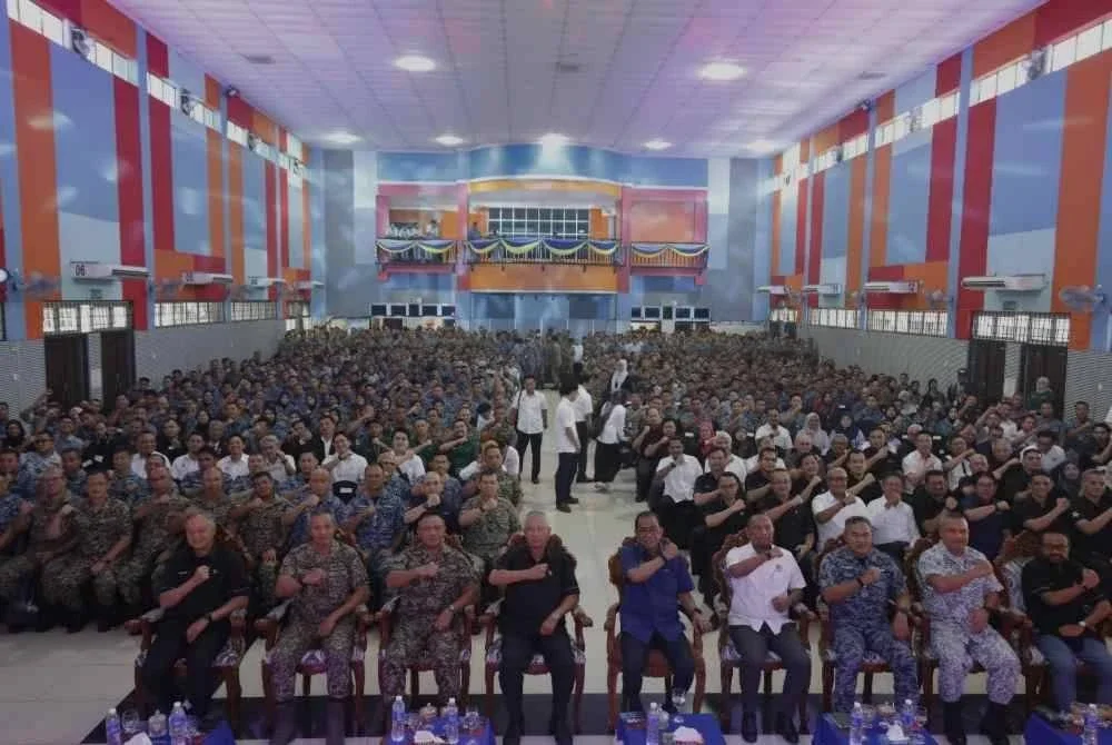 Mohamed Khaled bergambar bersama warga ATM selepas Majlis Perasmian Jelajah Wira Lembaga Tabung Angkatan Tentera (LTAT) 2026 Edisi Pantai Timur di Pangkalan TUDM Kuantan di sini pada Isnin.