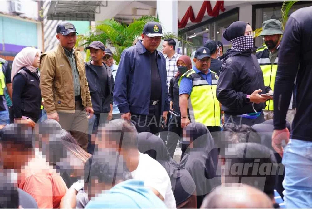 Zakaria (tengah) meninjau operasi penahanan warga asing di sekitar Jalan Kenanga, Kuala Lumpur pada Isnin. Foto: SINAR HARIAN/MOHD HALIM ABDUL WAHID