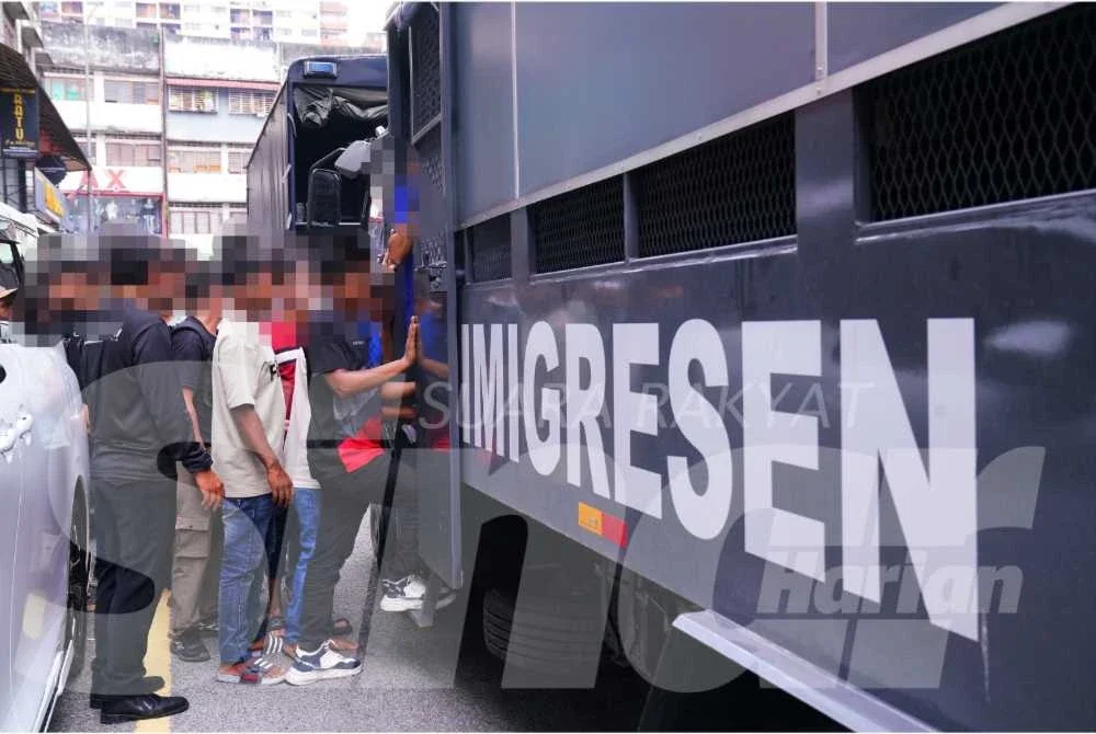 Antara warga asing diperiksa dalam Op Mega di sekitar Jalan Kenanga, Kuala Lumpur pada Isnin. Foto: SINAR HARIAN/MOHD HALIM ABDUL WAHID