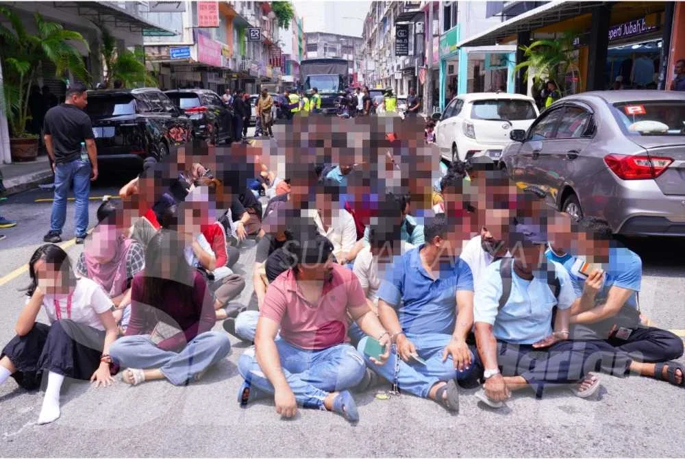 Antara warga asing diperiksa dalam Op Mega di sekitar Jalan Kenanga, Kuala Lumpur pada Isnin. Foto: SINAR HARIAN/MOHD HALIM ABDUL WAHID