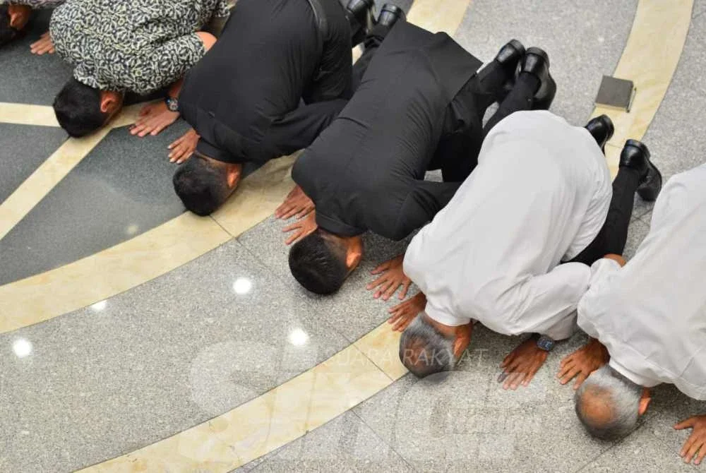 Syed Saddiq dan keluarga melakukan sujud syukur selepas Mahkamah Persekutuan pada Isnin membebaskan beliau daripada empat kes bersubahat pecah amanah, salah guna harta dan pengubahan wang haram dana Armada. Foto Sinar Harian- ASRIL ASWANDI SHUKOR