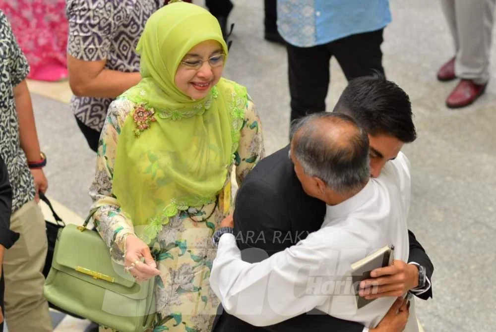 Syed Saddiq memeluk erat bapanya di pekarangan mahkamah pada Isnin. Foto Sinar Harian ASRIL ASWANDI SHUKOR