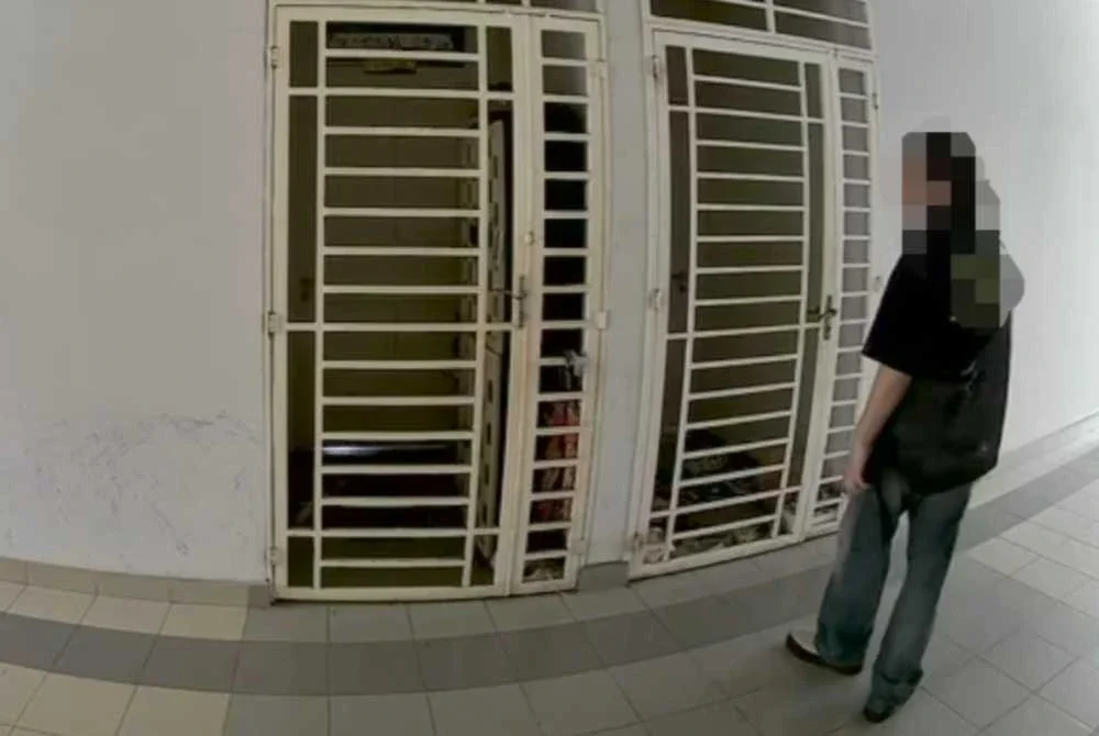 Tangkap layar rakaman video tular memaparkan aksi suspek tersebut.