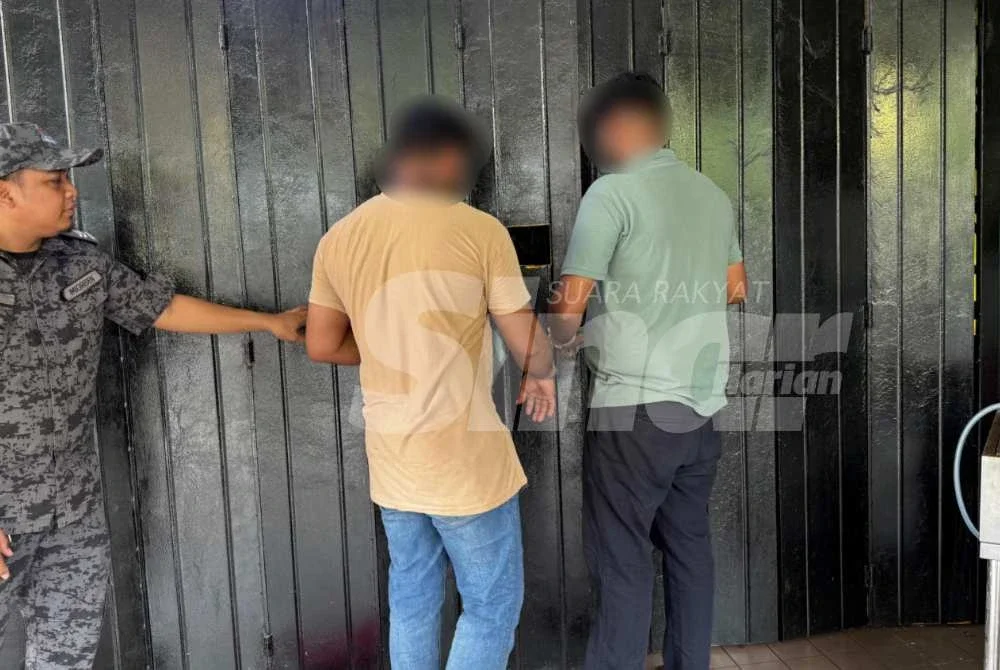 Warga asing yang ditahan sempat mengemas restoran dalam keadaan tangan bergari sebelum diangkut Imigresen. Foto NORAFIZA JAAFAR/SINAR HARIAN