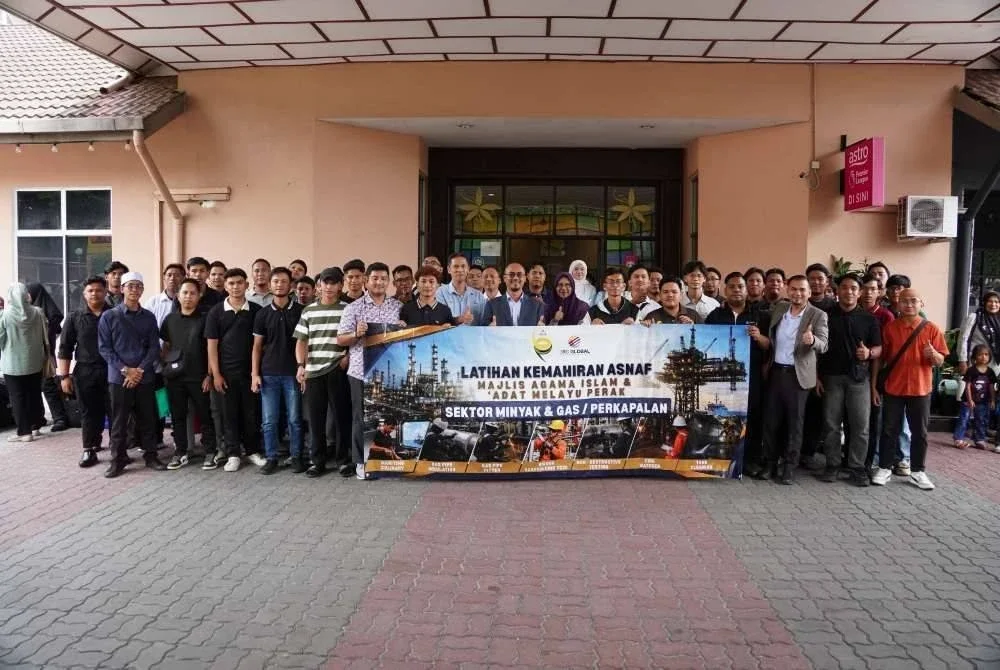 Syamsul Hazeman (tengah) bersama sebahagian pelatih terpilih mengikuti program latihan dalam sektor minyak, gas dan perkapalan sempena Majlis Pelepasan Latihan Kemahiran Asnaf 2026 di sini pada Isnin.