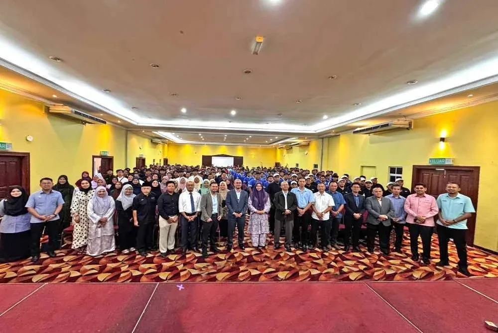 Syamsul Hazeman (tengah) bersama pelatih yang terpilih mengikut pelbagai program TVET sempena Majlis Pelepasan Latihan Kemahiran Asnaf 2026 di sini pada Isnin.