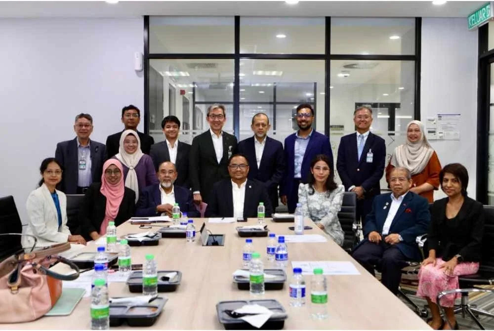 Azli (tengah) bersama ahli KRPPM-IGAR bergambar selepas mesyuarat di Parlimen pada Isnin.