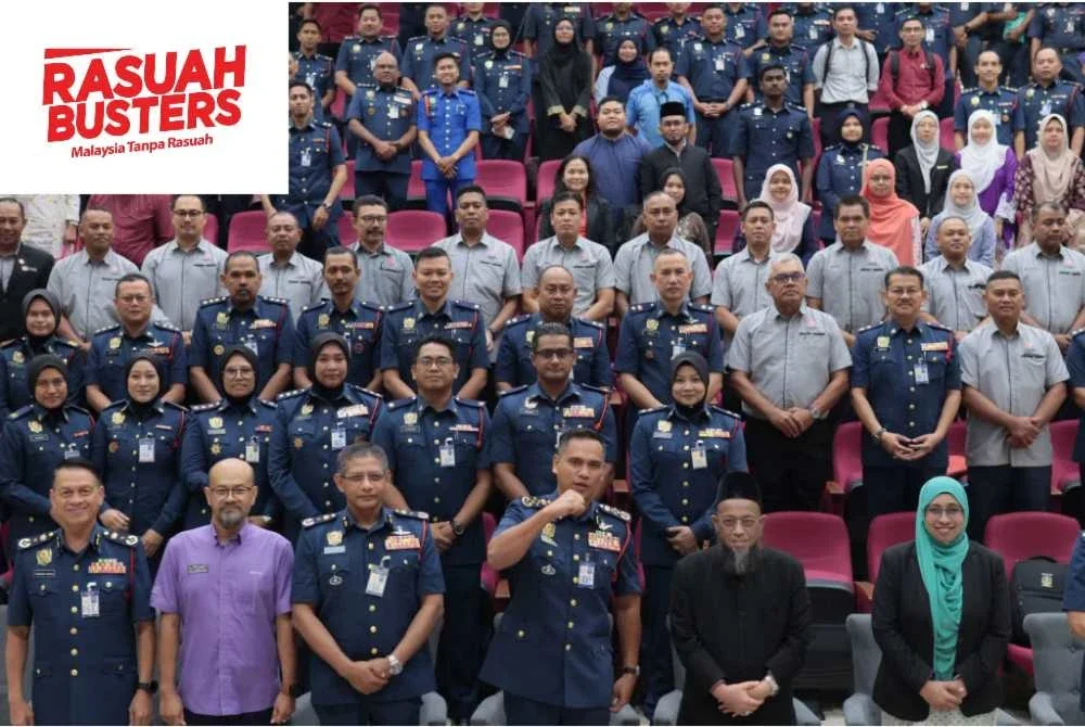 Nor Hisham (tengah) bersama panel dan moderator program bicara selepas merasmikan BiGIAR 2026 yang berlangsung di Auditorium Dahlia Masjid Sultan Salahuddin Abdul Aziz Shah.