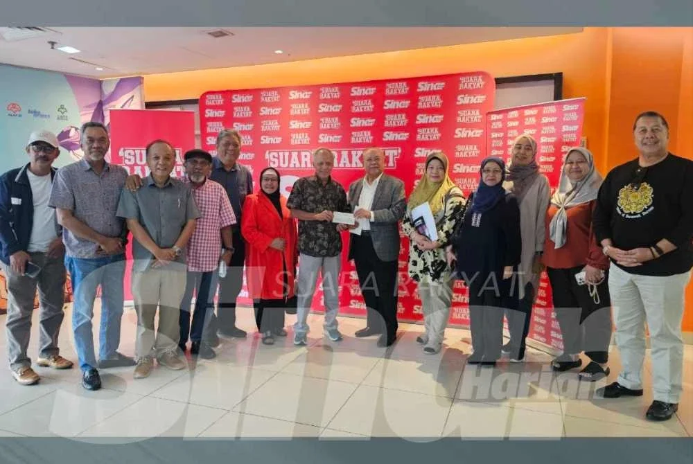 Muhamad Fasri (enam dari kanan) menyerahkan cek sumbangan berjumlah RM100,000 kepada Muhammad Nasir (tujuh dari kiri) sebagai suntikan awal pelaksanaan program "Road To London".