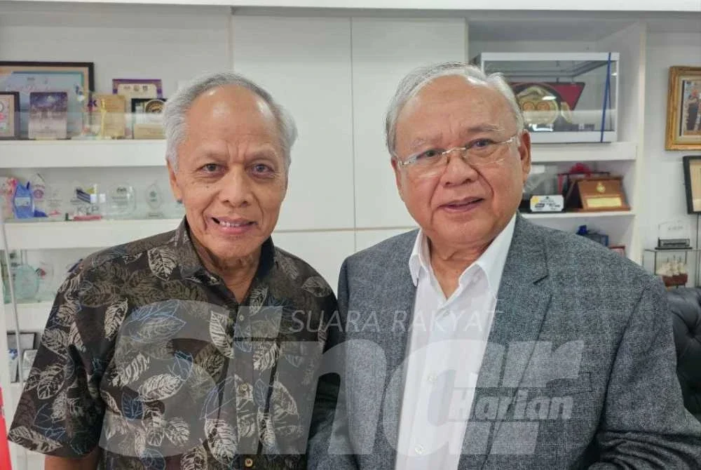 Muhammad Nasir (kiri) bersama Penaung TMESA, Muhammad Fasri