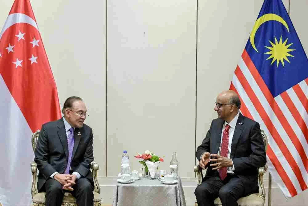 Anwar (kiri) menerima kunjungan hormat daripada Presiden Singapura, Tharman Shanmugaratnam, pada Isnin. Foto Bernama