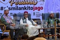 Abdul Hadi (dua dari kiri) berucap ketika majlis Makan Malam Perdana Pas Negeri Sembilan pada Ahad.