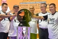 Wan Rosdy menyempurnakan Majlis Penutupan Festival Belia Pahang sempena Hari Belia Negara Peringkat Negeri Pahang 2026 dan Pelancaran Program Walk A Town With Me Pahang 1st di Kombes Negeri Pahang pada Ahad.