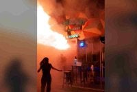 Tangkap layar video tular pada Sabtu menunjukkan orang ramai lari menyelamatkan diri dalam kebakaran sebuah bar di Bangkok. Foto: Kan Kutirat/AFP