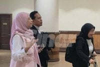 Dr Noor Aishah (kiri) hadir ke Mahkamah Koroner Kota Kinabalu bagi memberi keterangan dalam inkues kematian Zara Qairina Mahathir pada Isnin. 