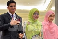 Sharifah Mahani (tengah) hadir menemani anaknya, Syed Saddiq (kiri) di Mahkamah Persekutuan Putrajaya pada Isnin. Foto: Asril Aswandi Shukor