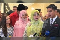Syed Saddiq (kanan) ketika sidang akhbar di Mahkamah Persekutuan pada Isnin.