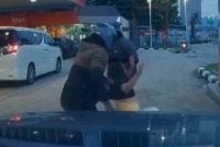 Tangkap layar video tular seorang YouTuber dan pengkritik sukan cedera dipukul individu tidak dikenali di Bandar Sri Damansara pada Sabtu lalu.