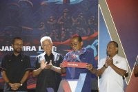 Mohamed Khaled (dua dari kanan) merasmikan Jelajah Wira Lembaga Tabung Angkatan Tentera (LTAT) 2026 Edisi Pantai Timur di Pangkalan TUDM Kuantan di sini pada Isnin.