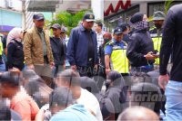 Zakaria (tengah) meninjau operasi penahanan warga asing di sekitar Jalan Kenanga, Kuala Lumpur pada Isnin. Foto: SINAR HARIAN/MOHD HALIM ABDUL WAHID