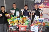 Mat Rostam (kanan) dan Dr Mohamad Khairil (dua dari kanan) menunjukkan penjimatan yang diperolehi oleh anggota tentera melalui barangan dijual di PERNAMA.
