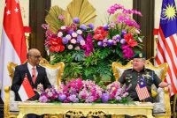 Sultan Ibrahim semasa pertemuan bersama Presiden Singapura, Tharman Shanmugaratnam dalam Istiadat Sambutan Negara, pada Isnin. Foto Facebook Sultan Ibrahim Sultan Iskandar