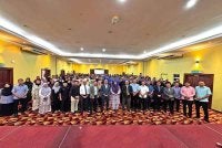 Syamsul Hazeman (tengah) bersama pelatih yang terpilih mengikut pelbagai program TVET sempena Majlis Pelepasan Latihan Kemahiran Asnaf 2026 di sini pada Isnin.