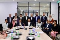 Azli (tengah) bersama ahli KRPPM-IGAR bergambar selepas mesyuarat di Parlimen pada Isnin.