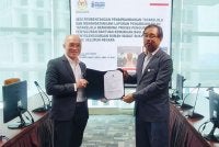 Awgkok Ahmad Taufik Putra (kiri) menerima dokumen Laporan Penambahbaikan Tatakelola daripada Zulkeflee Sulaiman di Putrajaya di sini pada Isnin. Foto: SPRM