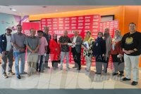Muhamad Fasri (enam dari kanan) menyerahkan cek sumbangan berjumlah RM100,000 kepada Muhammad Nasir (tujuh dari kiri) sebagai suntikan awal pelaksanaan program "Road To London".