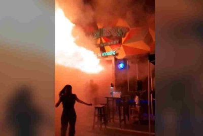 Tangkap layar video tular pada Sabtu menunjukkan orang ramai lari menyelamatkan diri dalam kebakaran sebuah bar di Bangkok. Foto: Kan Kutirat/AFP