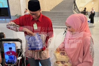 Pengamal media yang hadir bagi membuat liputan keputusan rayuan akhir kes Syed Saddiq di Mahkamah Persekutuan, Putrajaya menerima pek makanan berisi nasi lemak dan lempeng.