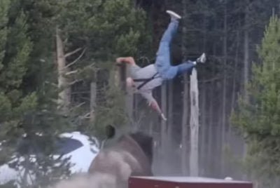 Seekor bison jantan menyerang seorang pelancong sebelum melambungkannya kira-kira 2.5 meter ke udara dalam kejadian di sebuah tapak perkhemahan di Taman Negara Yellowstone, Wyoming pada 10 Julai 2026. Kejadian itu dirakam oleh saksi, Mike MacLeod. - Agensi