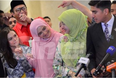 Syed Saddiq (kanan) ketika sidang akhbar di pekarangan Mahkamah Persekutuan pada Isnin. Foto: ASRIL ASWANDI SHUKOR