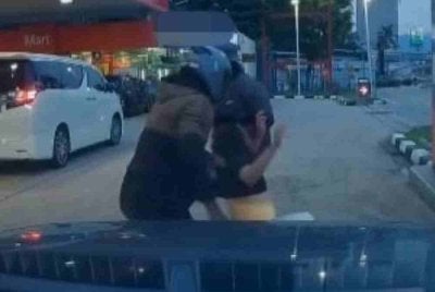 Tangkap layar video tular seorang YouTuber dan pengkritik sukan cedera dipukul individu tidak dikenali di Bandar Sri Damansara pada Sabtu lalu.