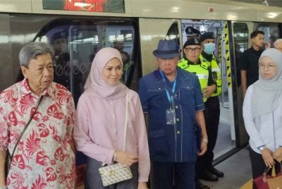 Sultan Selangor (kiri) dan Tengku Permaisuri Norashikin berkenan berangkat meninjau sendiri kemudahan pengangkutan awam moden yang menghubungkan Bandar Utama ke Johan Setia pada Isnin.