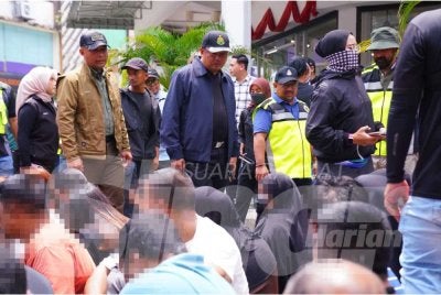 Zakaria (tengah) meninjau operasi penahanan warga asing di sekitar Jalan Kenanga, Kuala Lumpur pada Isnin. Foto: SINAR HARIAN/MOHD HALIM ABDUL WAHID