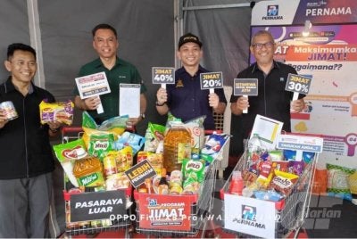 Mat Rostam (kanan) dan Dr Mohamad Khairil (dua dari kanan) menunjukkan penjimatan yang diperolehi oleh anggota tentera melalui barangan dijual di PERNAMA.