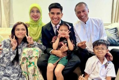Syed Saddiq (tengah) bersama keluarganya.
