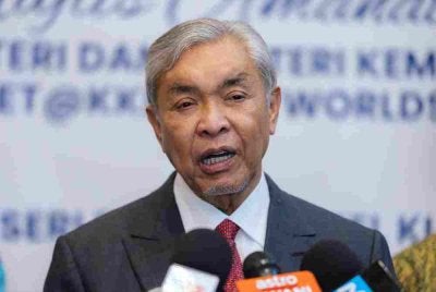 Ahmad Zahid bercakap kepada pemberita pada Majlis Amanat Bersama Kontinjen TVET@KKDW Ke Worldskills Shanghai 2026 di sebuah hotel, pada Isnin. Foto Bernama 