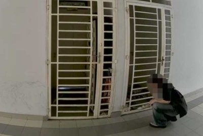 Tangkap layar rakaman video tular memaparkan aksi suspek tersebut.