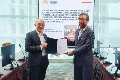 Awgkok Ahmad Taufik Putra (kiri) menerima dokumen Laporan Penambahbaikan Tatakelola daripada Zulkeflee Sulaiman di Putrajaya di sini pada Isnin. Foto: SPRM
