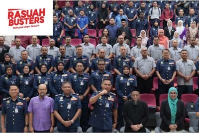Nor Hisham (tengah) bersama panel dan moderator program bicara selepas merasmikan BiGIAR 2026 yang berlangsung di Auditorium Dahlia Masjid Sultan Salahuddin Abdul Aziz Shah.