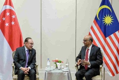 Anwar (kiri) menerima kunjungan hormat daripada Presiden Singapura, Tharman Shanmugaratnam, pada Isnin. Foto Bernama 
